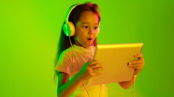 O uso exagerado de telas prejudica a socialização e a comunicação da criança, além de causar mudanças de humor, atrasos cognitivos e distúrbios no aprendizado