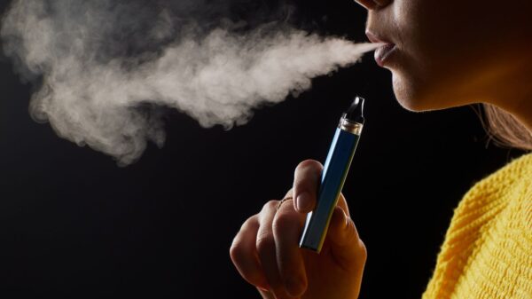 A nicotina e outros produtos químicos presentes nos vapes podem contribuir para a deterioração da saúde bucal de diversas maneiras