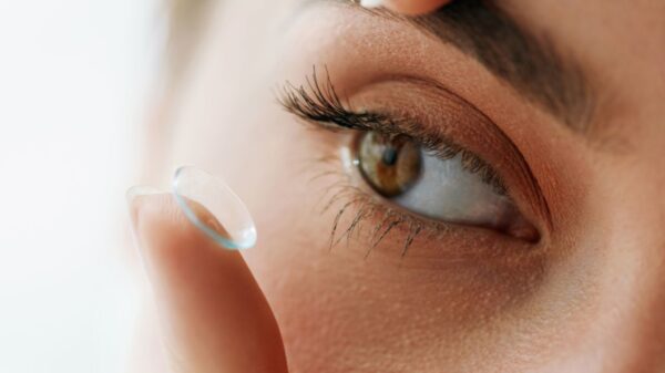 Hábito de coçar os olhos, uso da lente de contato no banho e durante o sono provocaram a perda da visão
