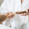 Transformações hormonais e emocionais no puerpério pode resultar em perda de cabelo para muitas mulheres