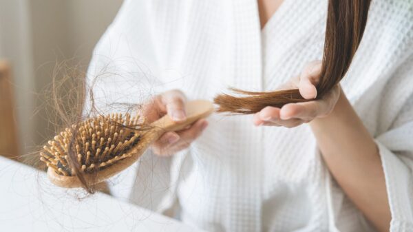 Transformações hormonais e emocionais no puerpério pode resultar em perda de cabelo para muitas mulheres
