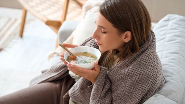 Além de serem confortantes e versáteis, sopas e caldos proporcionam uma variedade de nutrientes essenciais para o nosso organismo